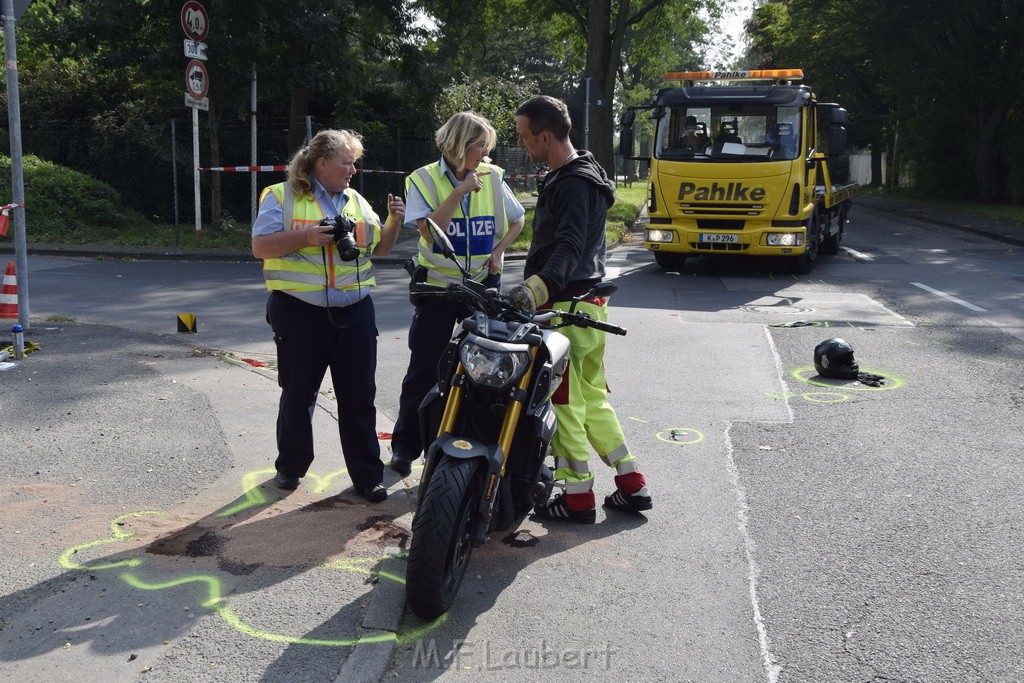 Schwerer Krad PKW Unfall Koeln Muelheim Am Springborn Cottbuserstr P165.JPG - Miklos Laubert